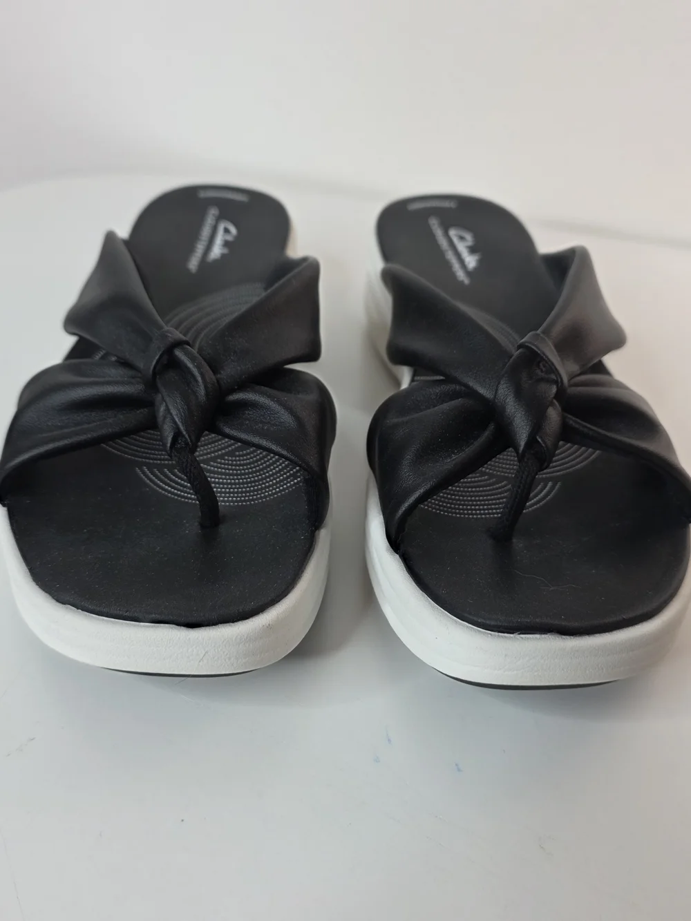 Clarks Cloudsteppers Cushionfit Black & White Thong Comfort Sandals Size 8.5